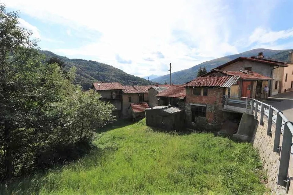 3 Rustici zum Ausbauen mit gr. Umschwung und Aussicht / 3 rustici d...