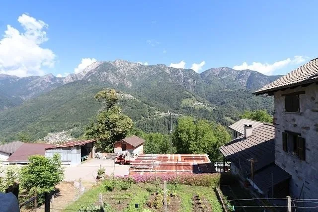 7 1/2-Zimmer-Einfamilienhaus mit Garten / casa di 7 1/2 locali con ...