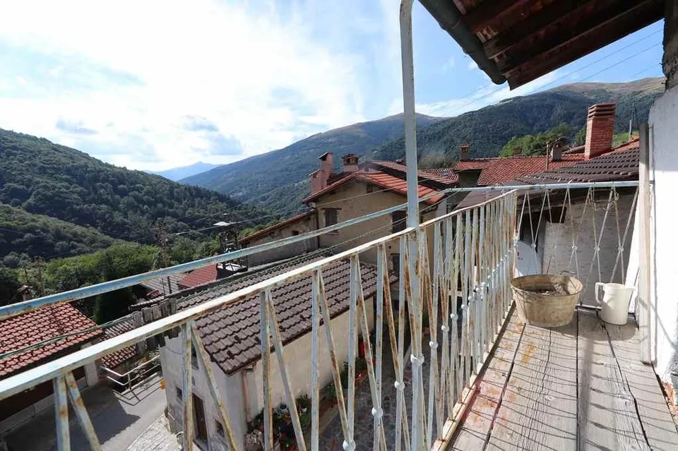 3 1/2-Zimmer-Dorfhaus mit Balkon und Aussicht zum Ausbauen / casa d...