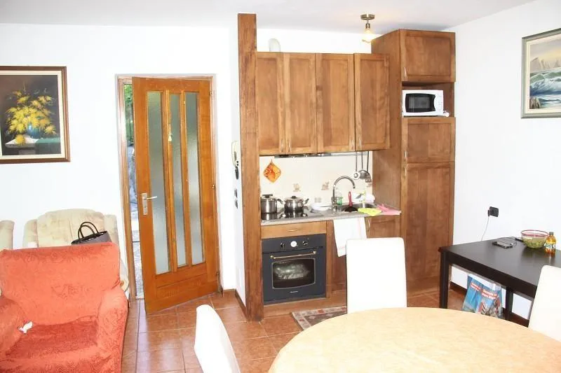3 1/2-Zi-Wohnung in Zweifamilienhaus mit Sitzplatz – Foto 7 von 8