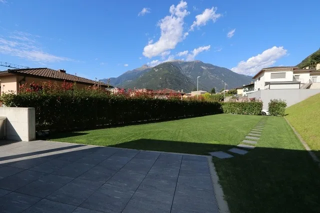 Design-Villetta mit grossem Garten und schöner Aussicht