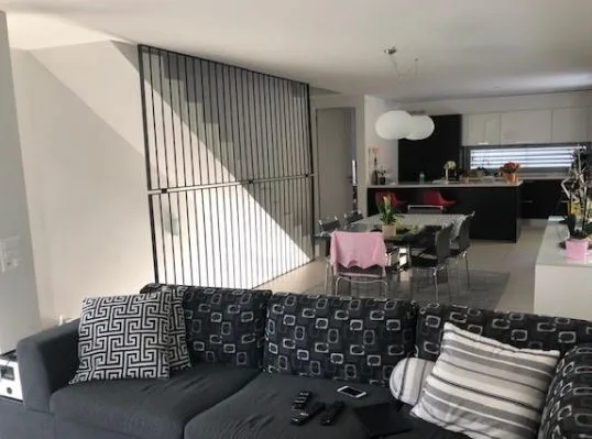Design-Villetta mit grossem Garten und schöner Aussicht