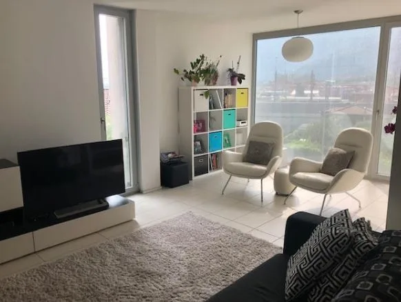 Design-Villetta mit grossem Garten und schöner Aussicht