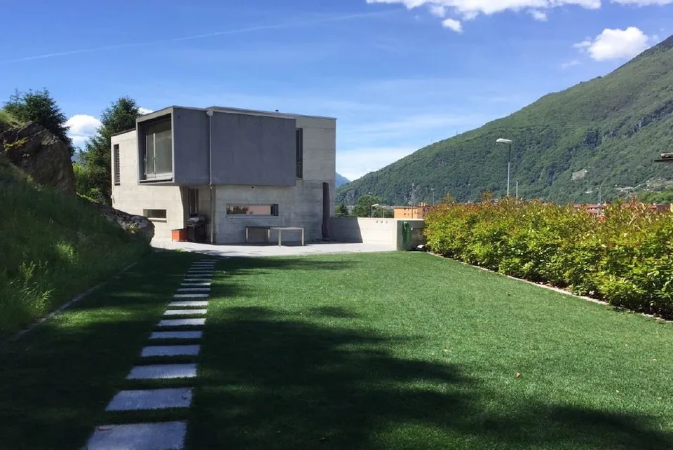 Design-Villetta mit grossem Garten und schöner Aussicht