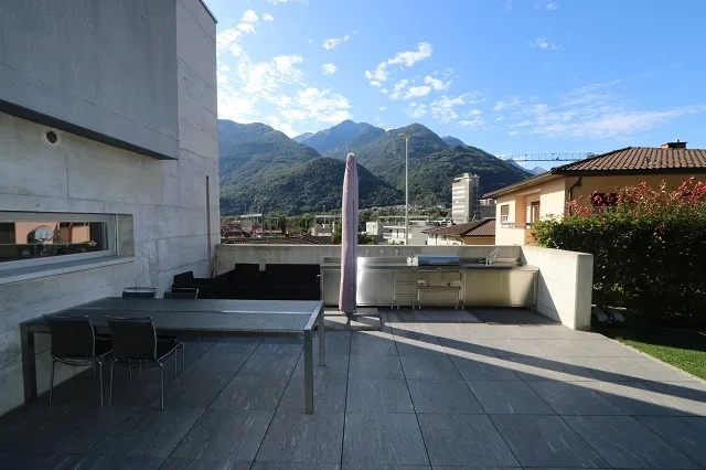 Design-Villetta mit grossem Garten und schöner Aussicht – Foto 8 von 12