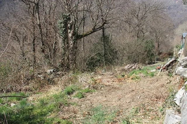 eben, ruhig und sonnig mit Zufahrt