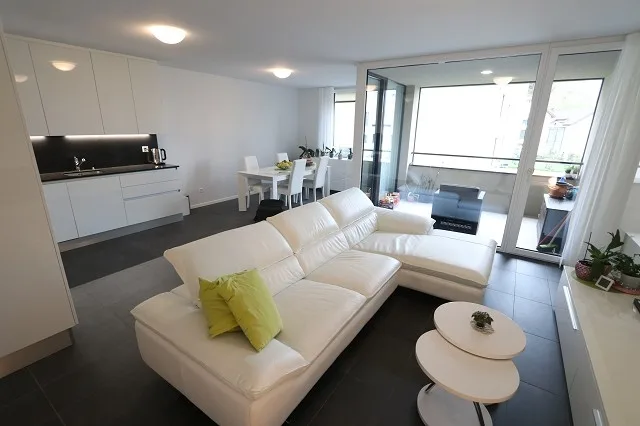 modern, grosszügig, hell / moderna, luminoso e soleggiata
