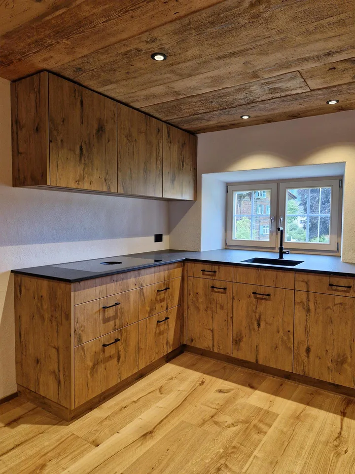 Schöne, grosse 5.5 Zimmer Wohnung mit Garten an bester Lage
