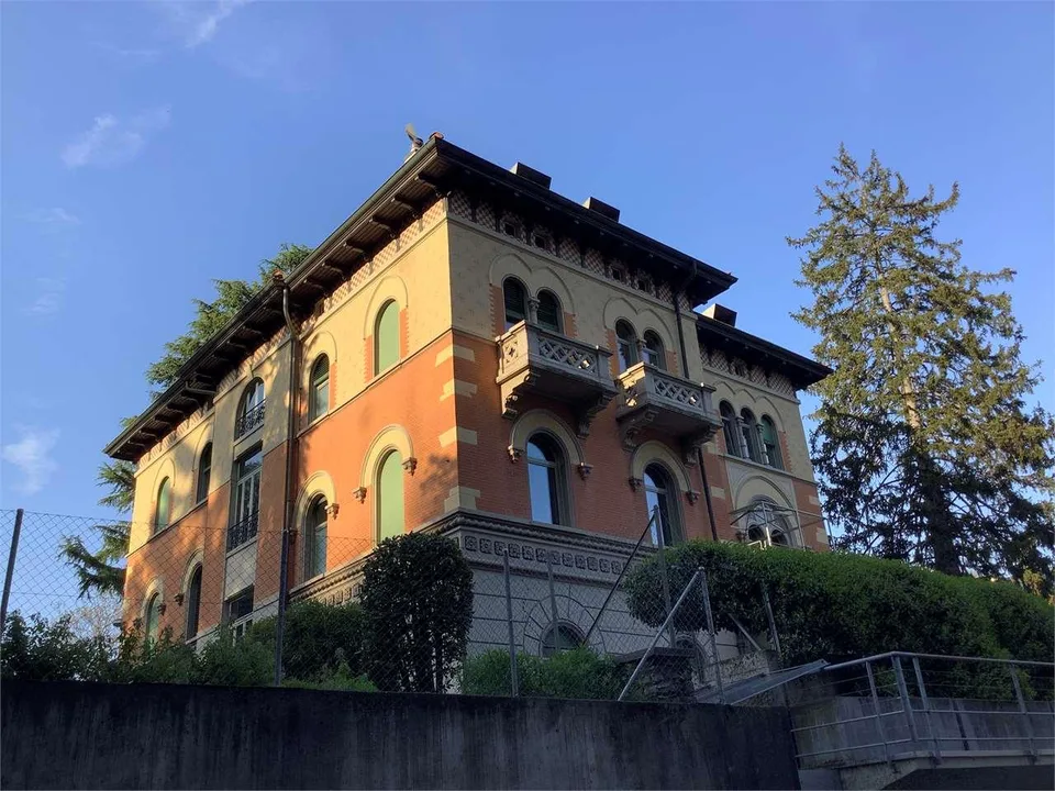 Lugano zona cattedrale, duplex 5.5 locali in villa d'epoca