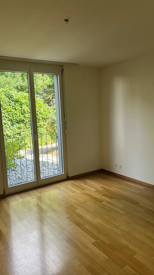 Helle 3.5-Zimmerwohnung mit Gartensitzplatz und Wintergarten