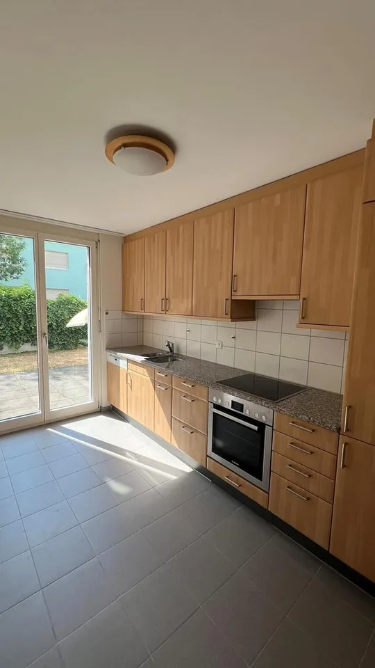 Helle 3.5-Zimmerwohnung mit Gartensitzplatz und Wintergarten
