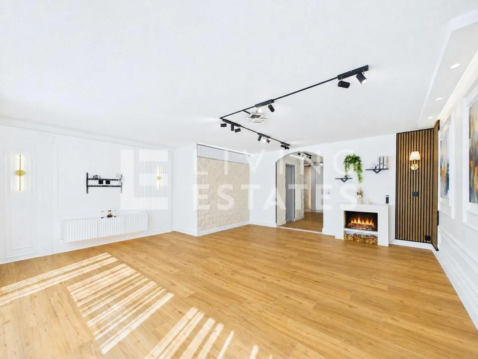 TERRASSENHAUS MIT PANORAMABLICK UND INDIVIDUELLEM LICHTKONZEPT