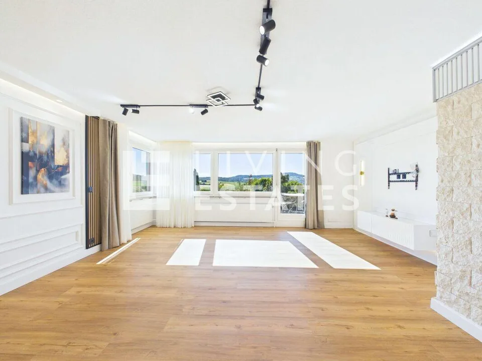 TERRASSENHAUS MIT PANORAMABLICK UND INDIVIDUELLEM LICHTKONZEPT