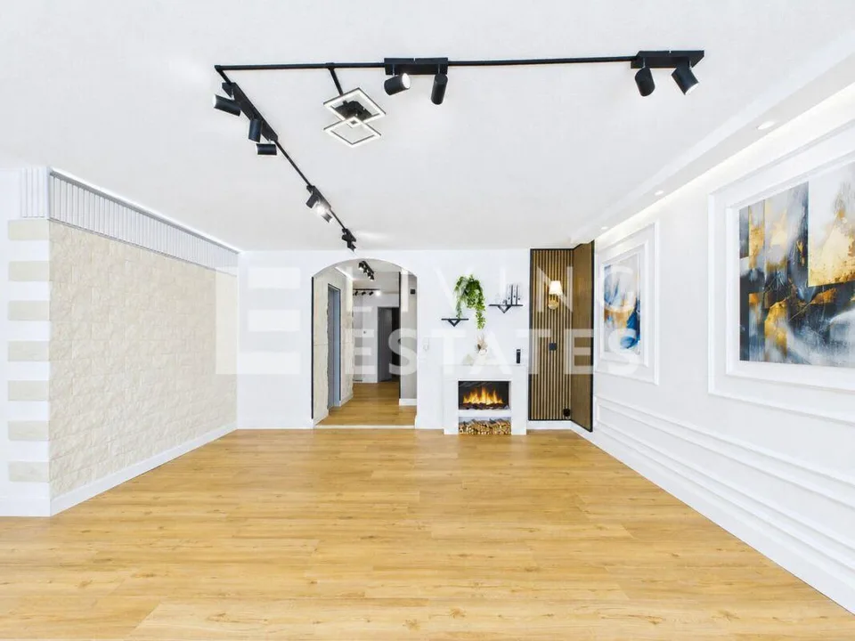 TERRASSENHAUS MIT PANORAMABLICK UND INDIVIDUELLEM LICHTKONZEPT