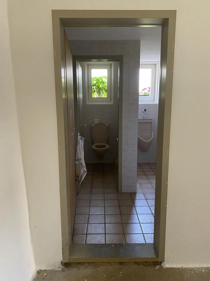 Grosser Hobbyraum mit Toiletten