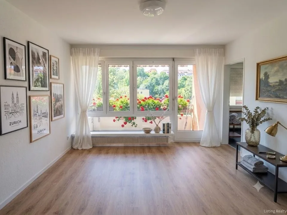 Appartement 1 pièce lumineux fraîchement peint, avec un nouveau sol et un balcon donnant sur la verdure