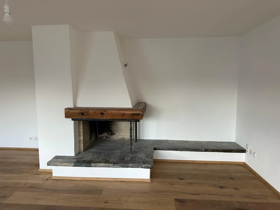 renovierte Attika-Wohnung an zentraler Lage