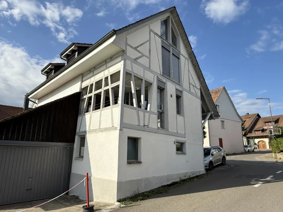 Charmanter 5.5-Zimmer-Hausteil in Stetten SH zu vermieten.