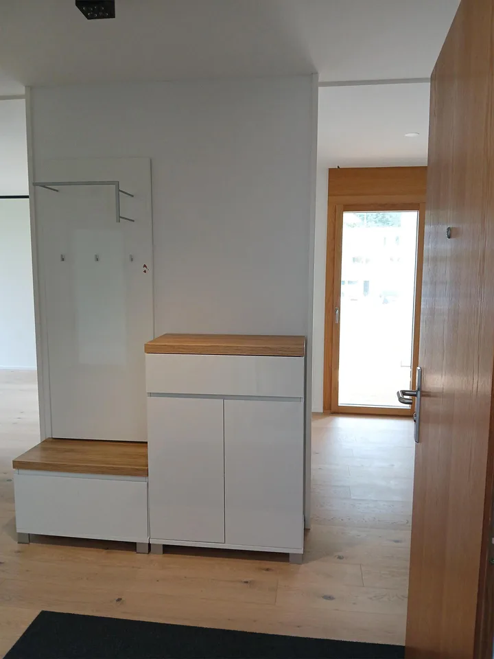 Oberste, modernisierte neuwertige 4-Zi-Wohnung mit verglastem Balkon
