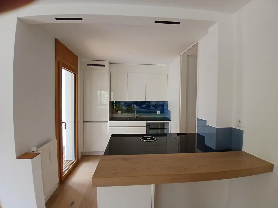 Oberste, modernisierte neuwertige 4-Zi-Wohnung mit verglastem Balkon