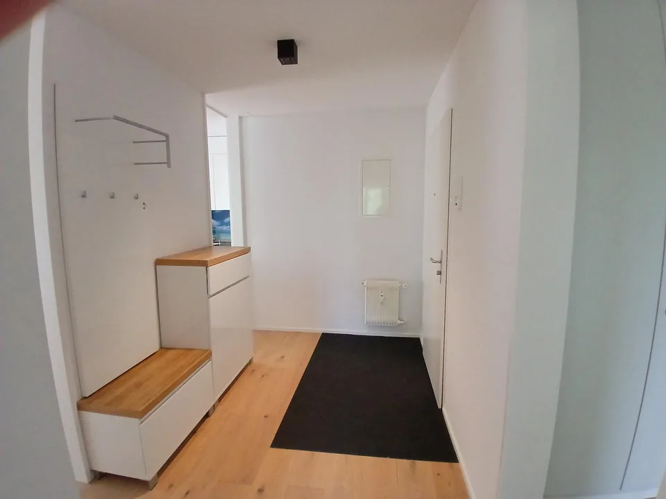 Oberste, modernisierte neuwertige 4-Zi-Wohnung mit verglastem Balkon