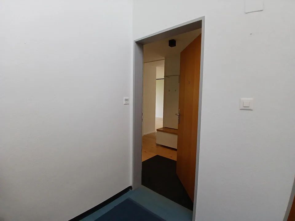 Oberste, modernisierte neuwertige 4-Zi-Wohnung mit verglastem Balkon