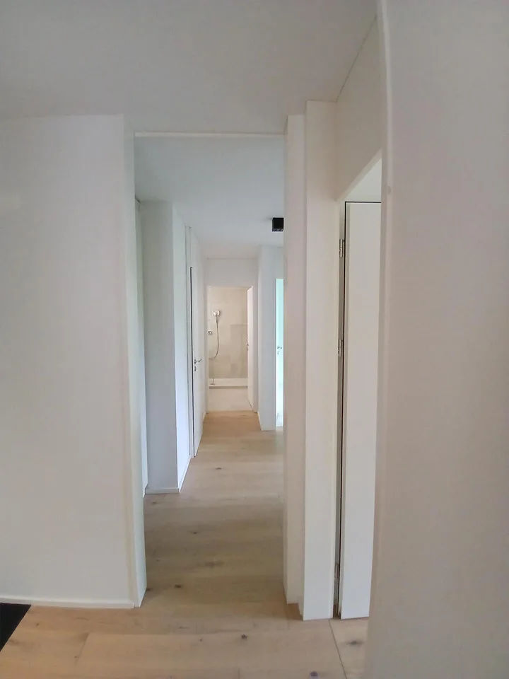 Oberste, modernisierte neuwertige 4-Zi-Wohnung mit verglastem Balkon