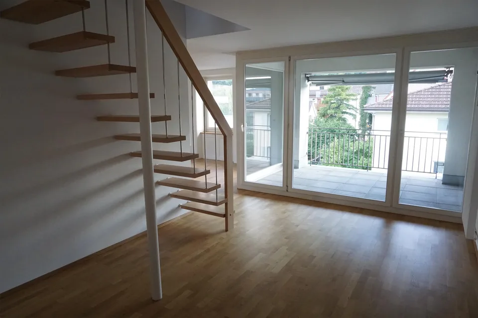 Grosse Dachwohnung an zentraler Lage