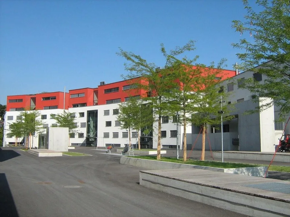 A 3 min. de la Gare CFF et de l'OFS, sous les écoles HEG-ARC
