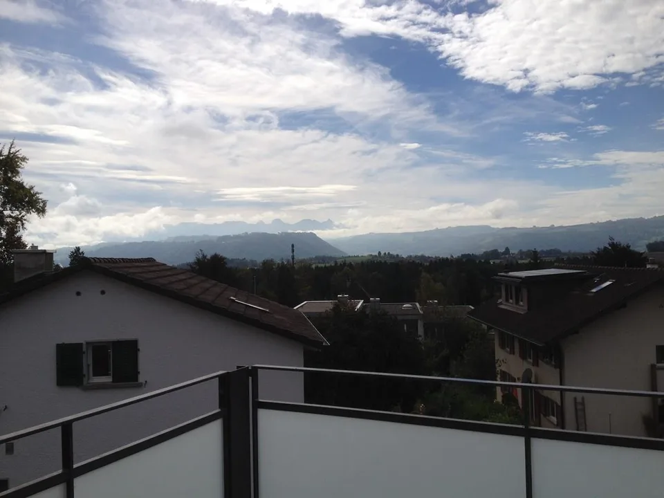 Grosszügige 1,5 Zimmer-Wohnung mit Bergblick