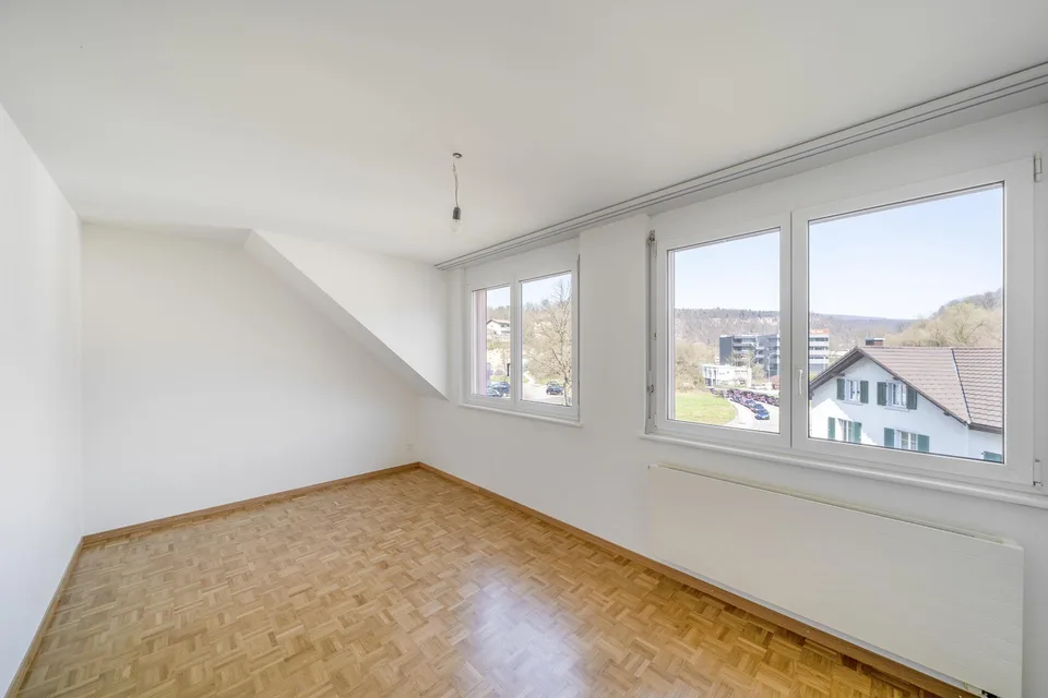 Grosszügige, helle 3.5 Zimmerwohnung mit Balkon!