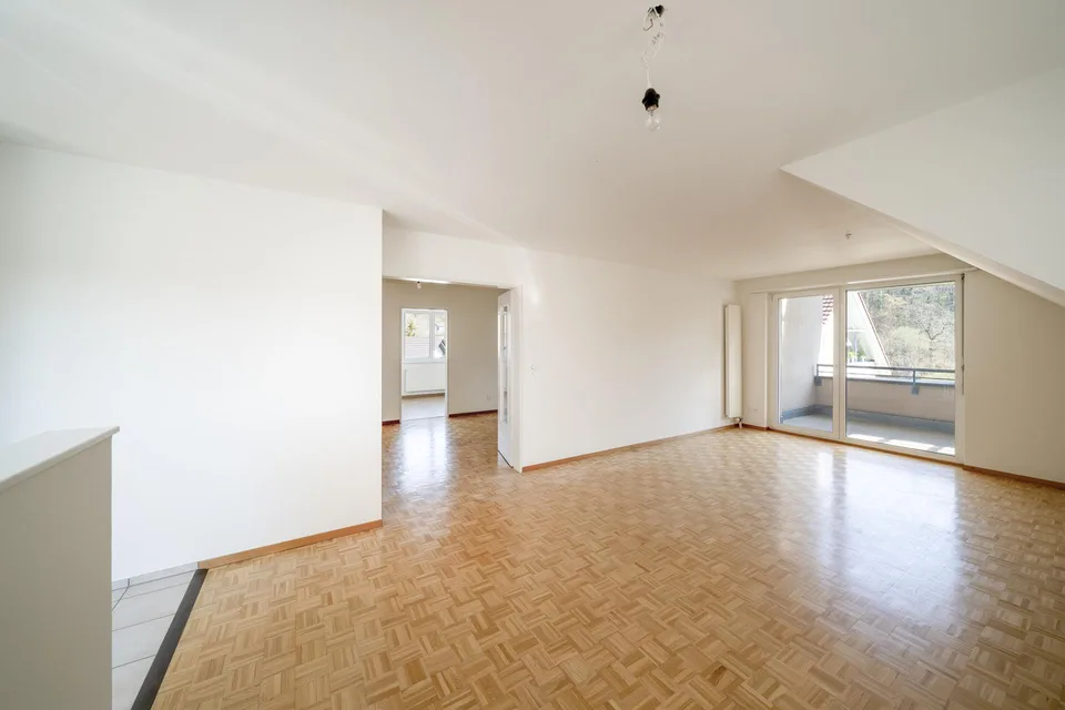 Grosszügige, helle 3.5 Zimmerwohnung mit Balkon!