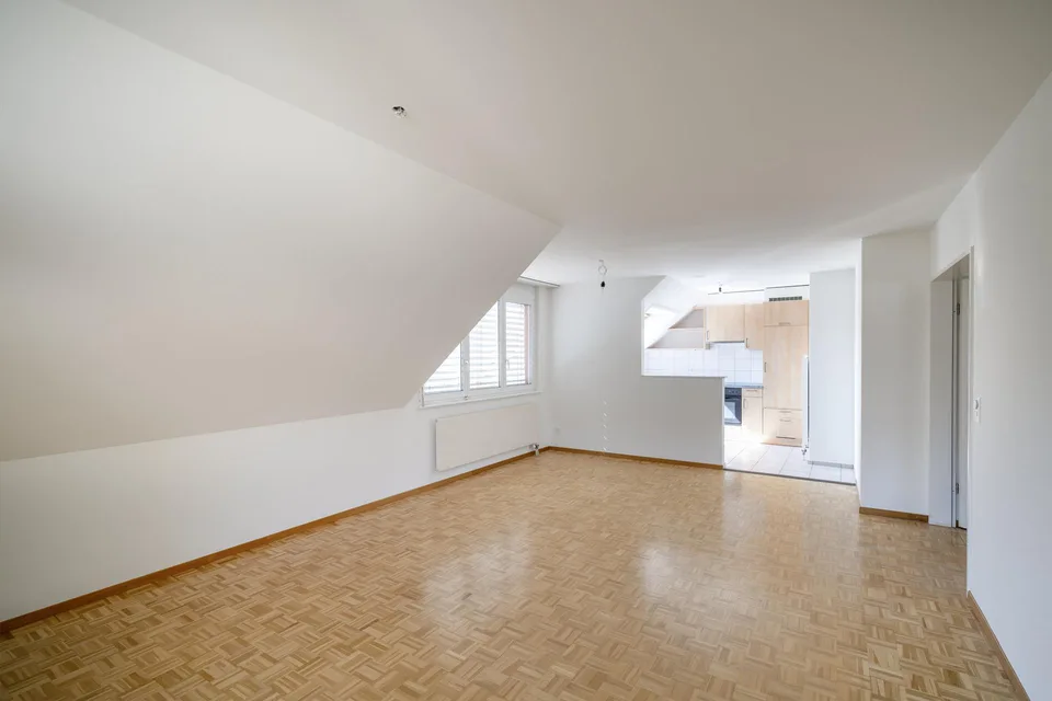 Grosszügige, helle 3.5 Zimmerwohnung mit Balkon!