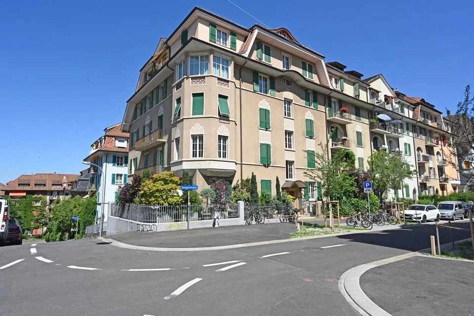 Gewerberaum inkl. Garage und eigenem Vorplatz zu vermieten