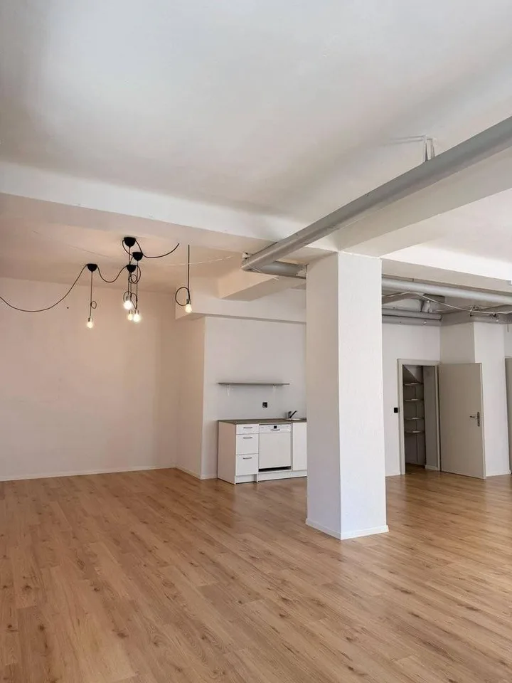 Gewerberaum inkl. Garage und eigenem Vorplatz zu vermieten