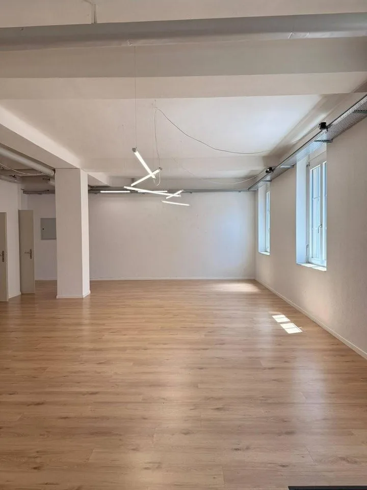 Gewerberaum inkl. Garage und eigenem Vorplatz zu vermieten