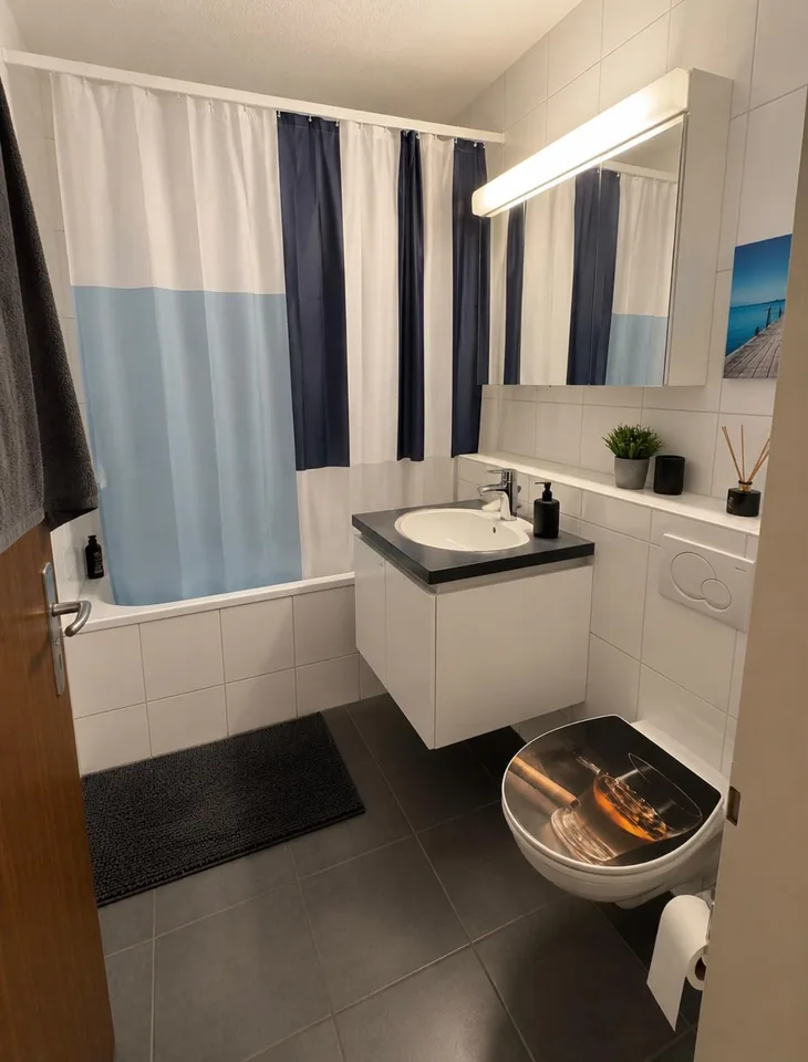 Sonnige 3.0-Zimmer-Wohnung mit Balkon und Aussenschwimmbad