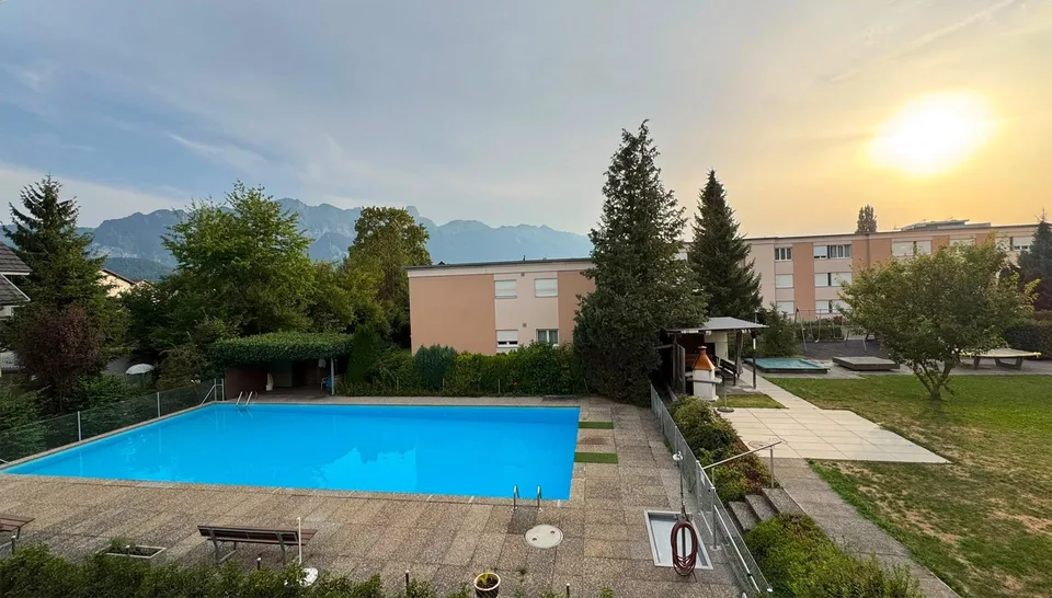 Sonnige 3.0-Zimmer-Wohnung mit Balkon und Aussenschwimmbad