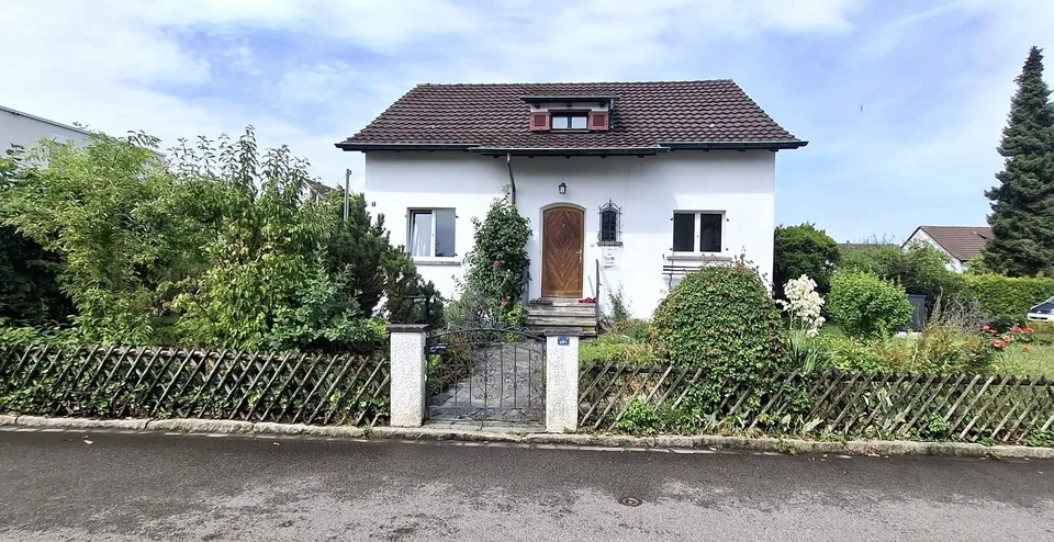 Einfamilienhaus mit Naturgarten