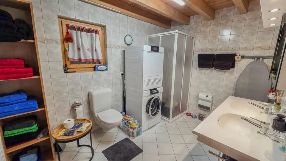 Affascinante porzione di casa 3½ locali con sala hobby - completamente ristrutturata, con un'area esterna idilliaca