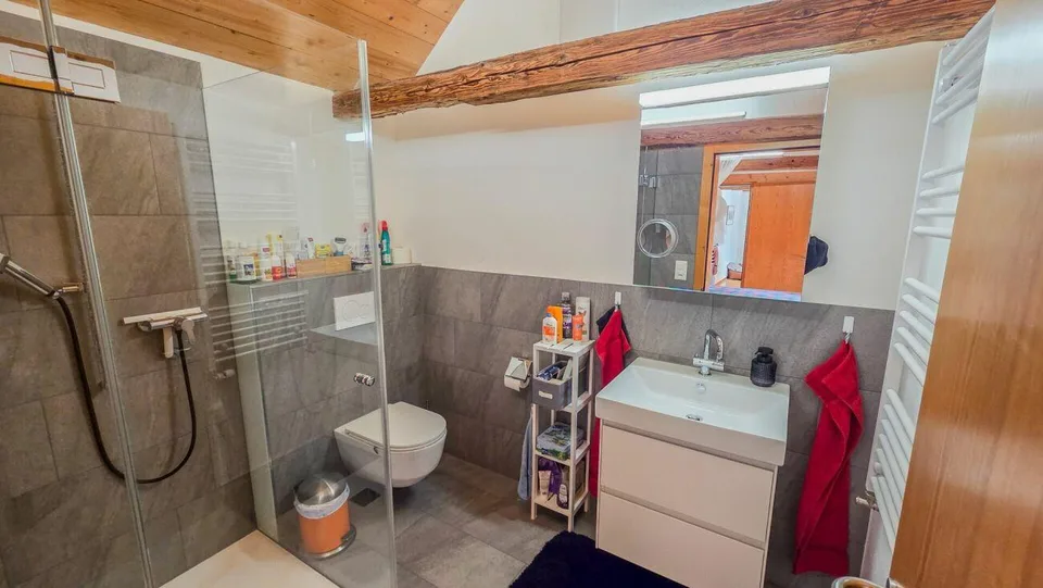Affascinante porzione di casa 3½ locali con sala hobby - completamente ristrutturata, con un'area esterna idilliaca