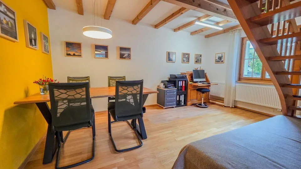 Affascinante porzione di casa 3½ locali con sala hobby - completamente ristrutturata, con un'area esterna idilliaca