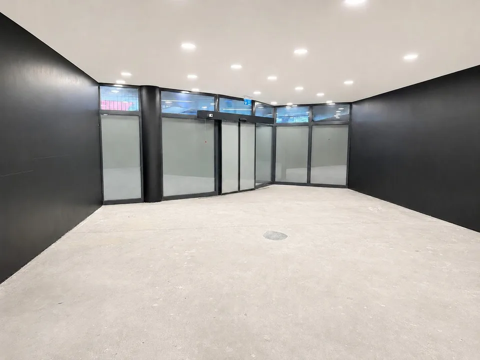 Moderne Ladenfläche beim Bahnhof Dübendorf zu vermieten!