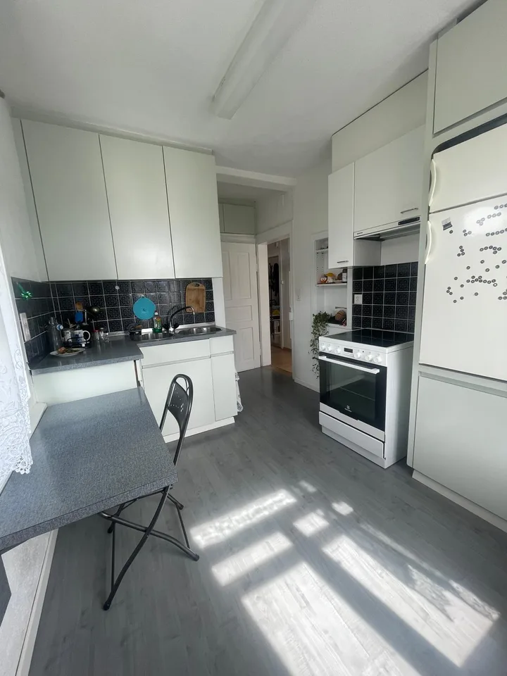 Charmante 4.5-Zimmer-Altbauwohnung mit Balkon & Bergsicht – photo 8 sur 12