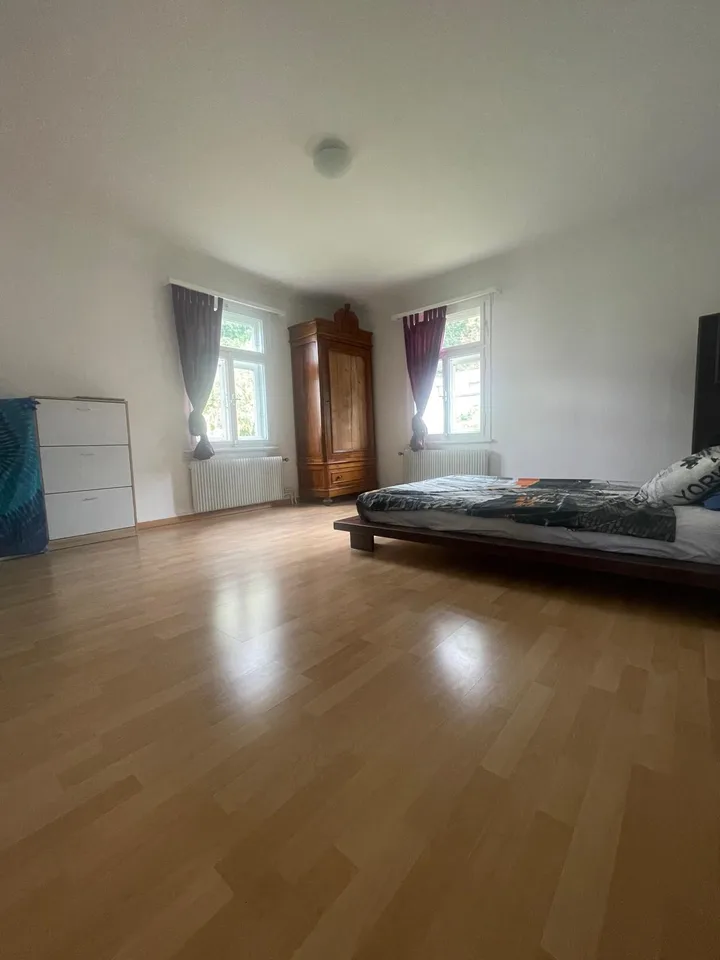 Charmante 4.5-Zimmer-Altbauwohnung mit Balkon & Bergsicht