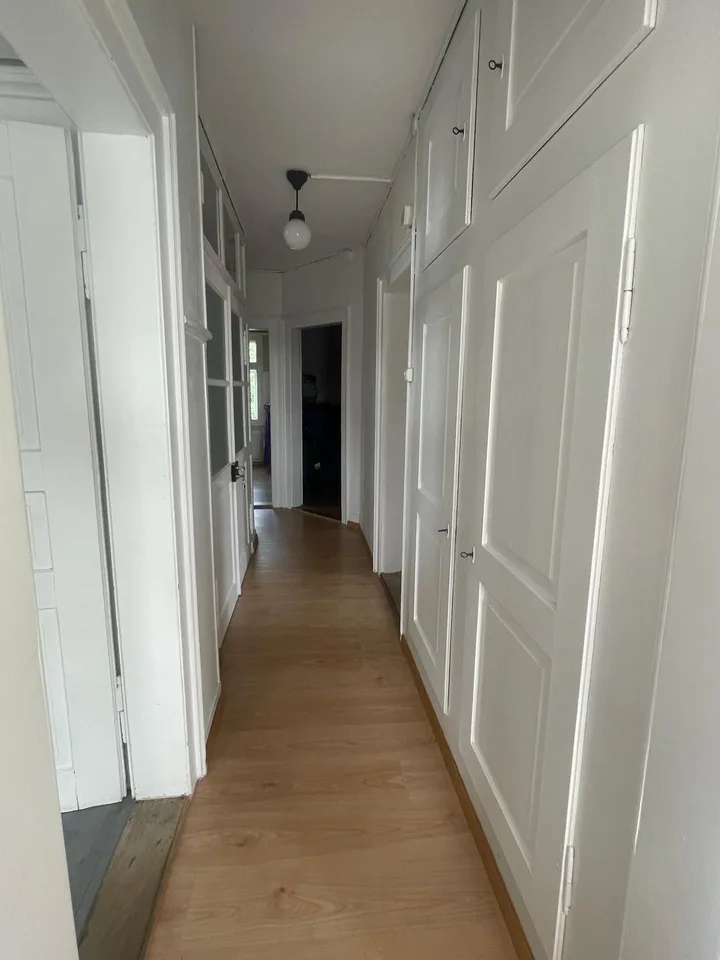 Charmante 4.5-Zimmer-Altbauwohnung mit Balkon & Bergsicht – photo 10 sur 12