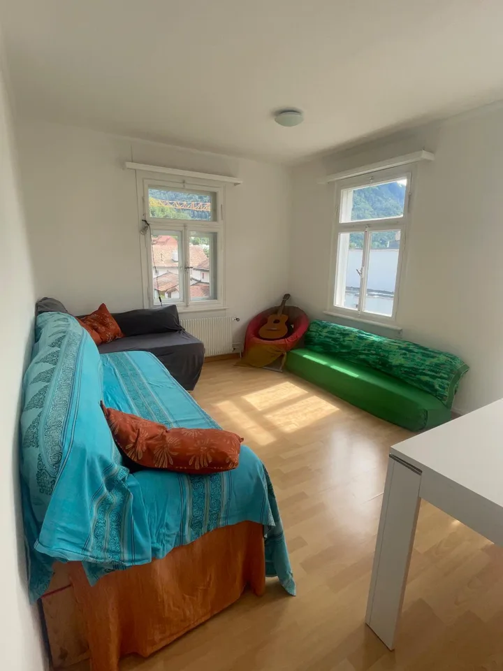 Charmante 4.5-Zimmer-Altbauwohnung mit Balkon & Bergsicht – photo 9 sur 12