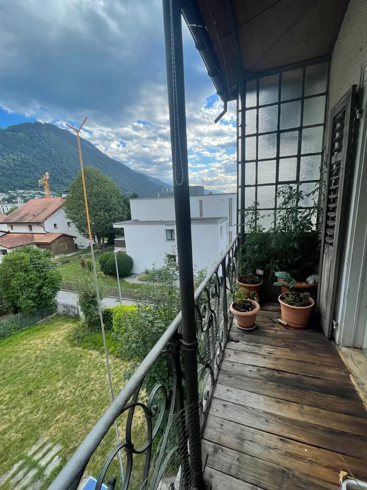 Charmante 4.5-Zimmer-Altbauwohnung mit Balkon & Bergsicht