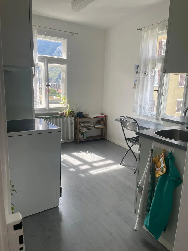 Charmante 4.5-Zimmer-Altbauwohnung mit Balkon & Bergsicht – photo 7 sur 12