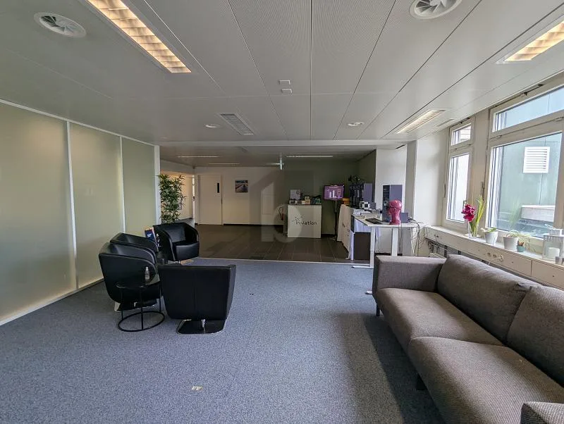FLEXIBEL MIT EMPFANG, TERRASSE UND WARENLIFT